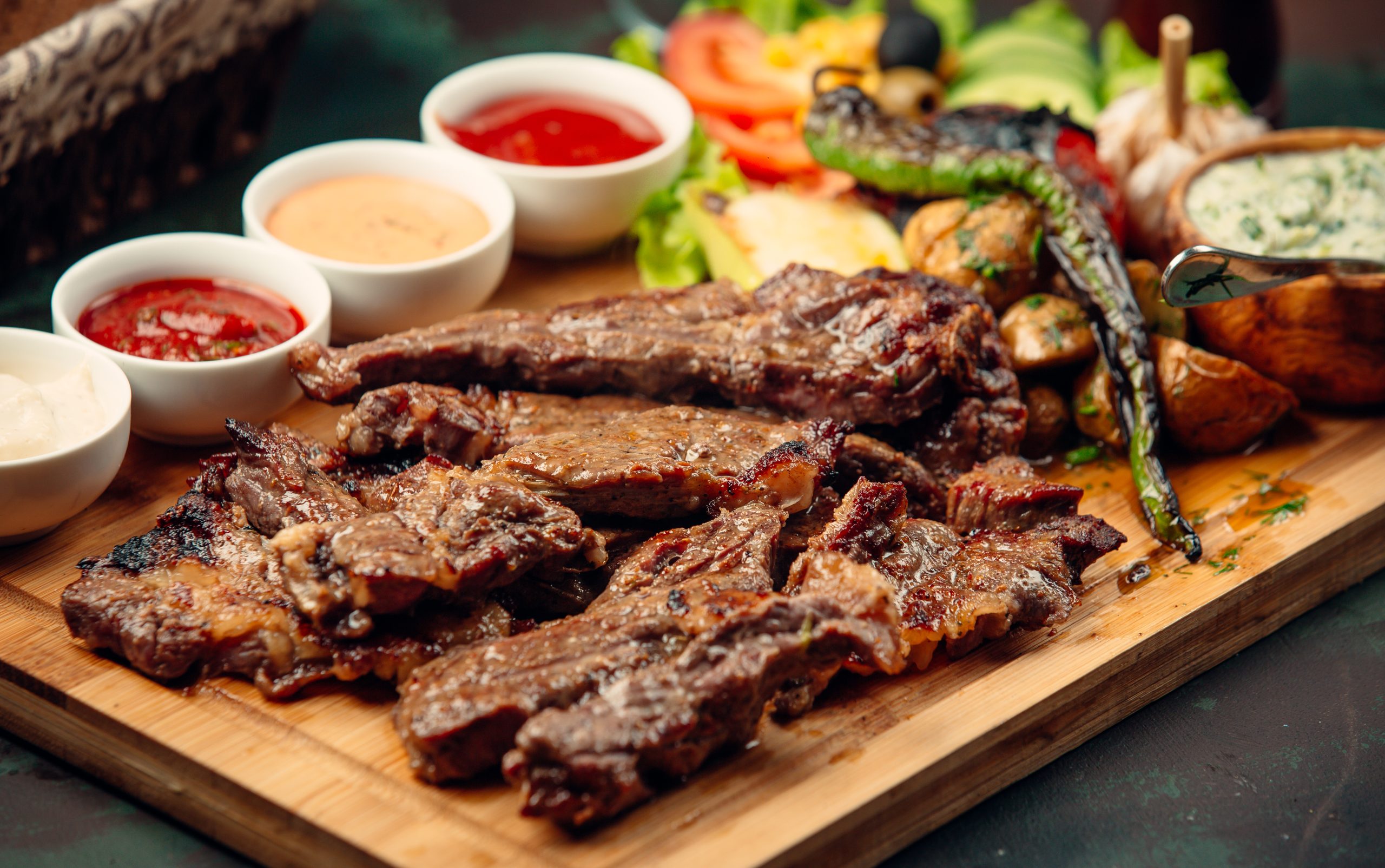 Ilustrasi: Daging Grill dengan saus BBQ ala Canting Restaurant, Atria Hotel Malang.