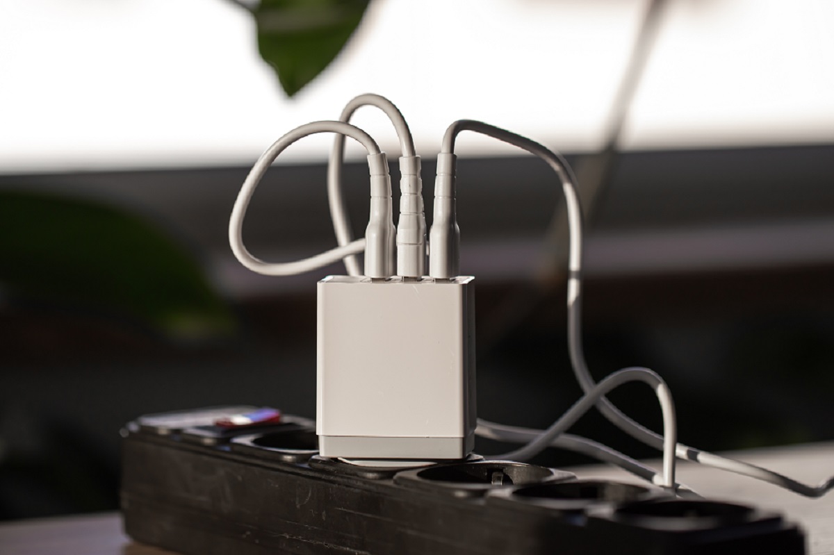 Adaptor dan Charger Univesal