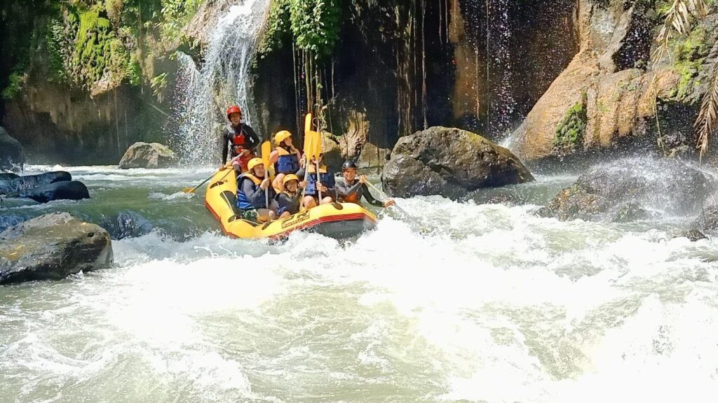 arung jeram di Sungai Pekalen
