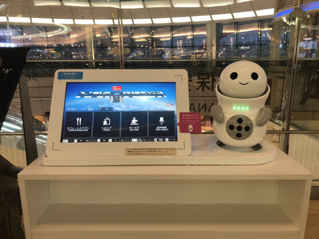 Smart Robot di Meja Resepsionis