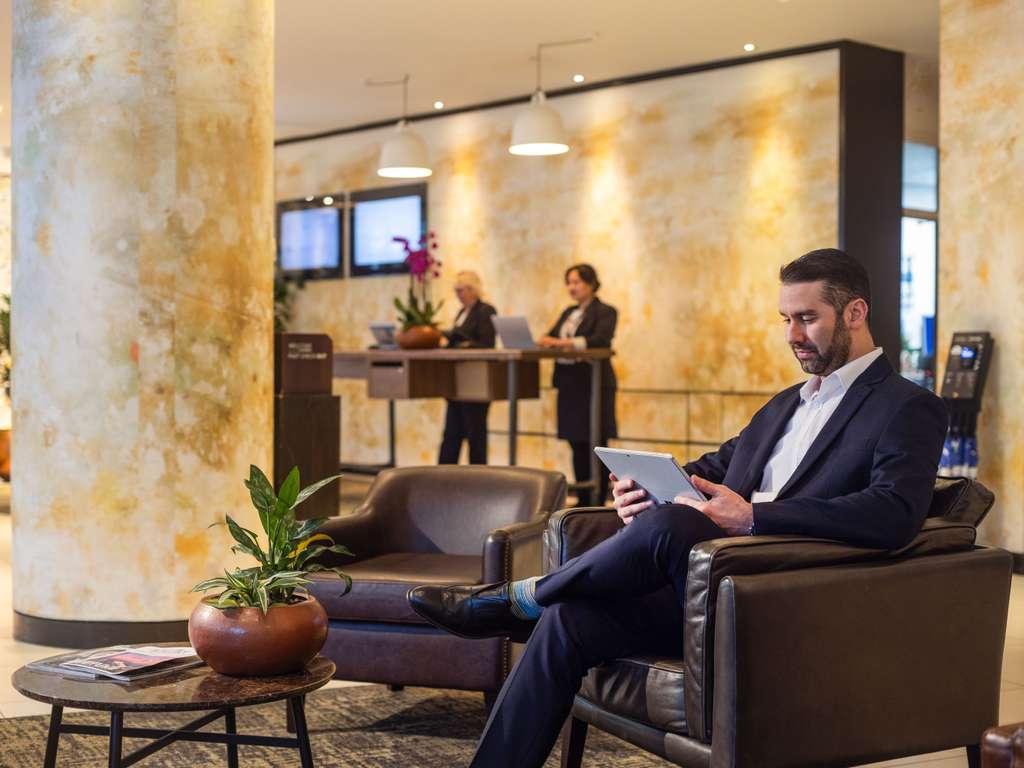 Tamu Bersantai di Lobi Hotel