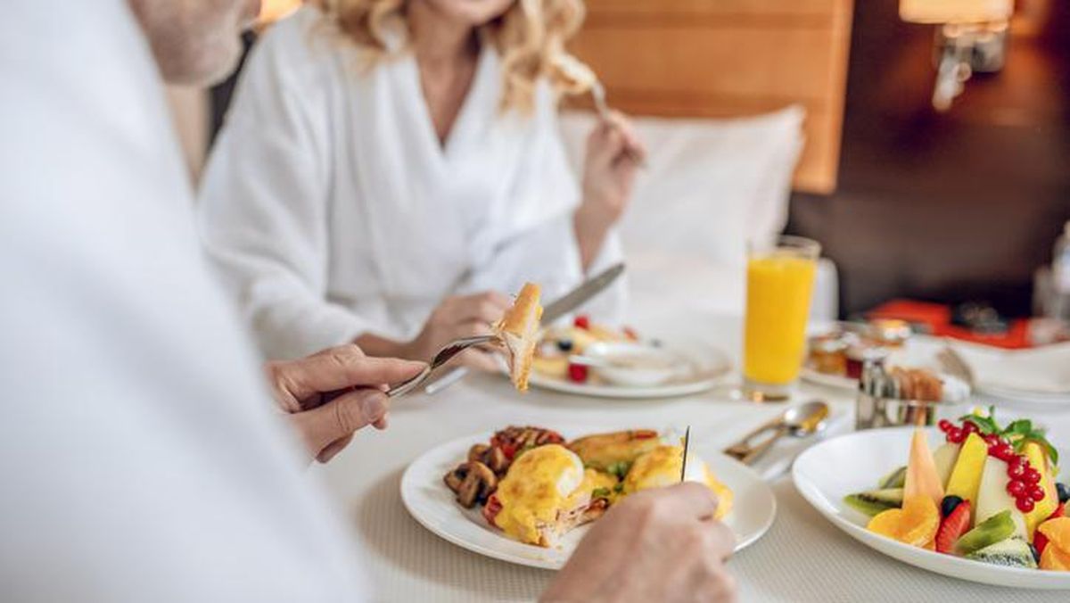Tamu Menikmati Sarapan di Hotel