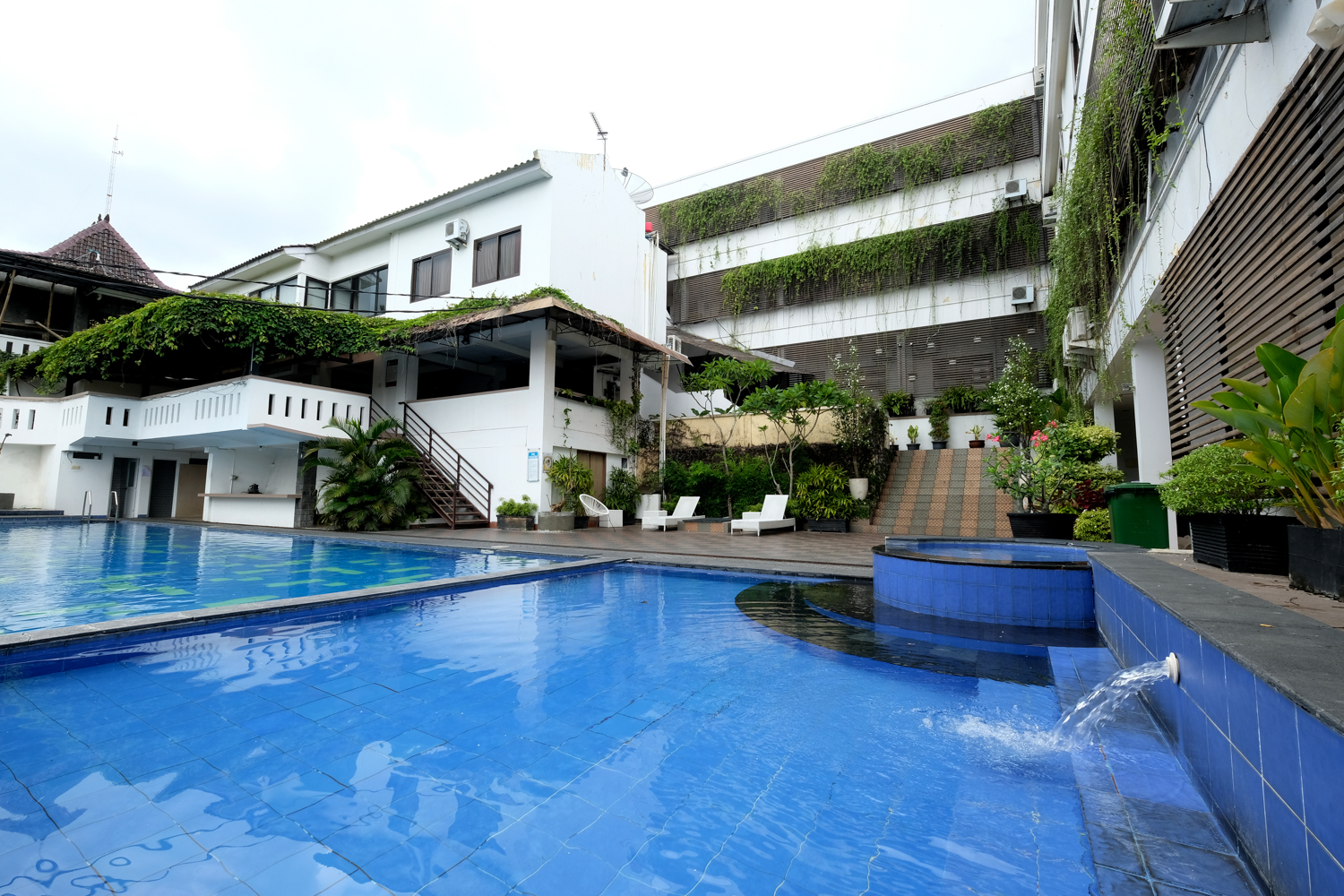 Area kolam renang outdoor dengan kursi santai