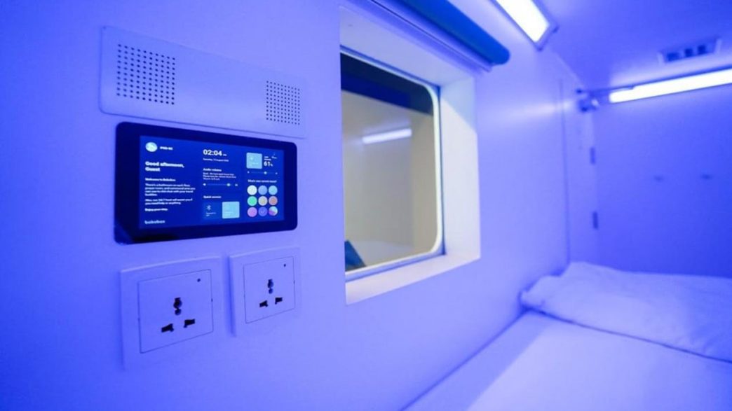 Bobobox dengan lampu warna-warni yang memberi kesan teknologi canggih dan modern.