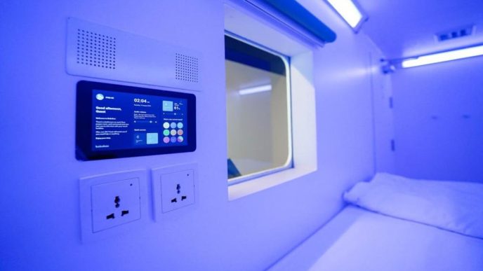 Bobobox dengan lampu warna-warni yang memberi kesan teknologi canggih dan modern.