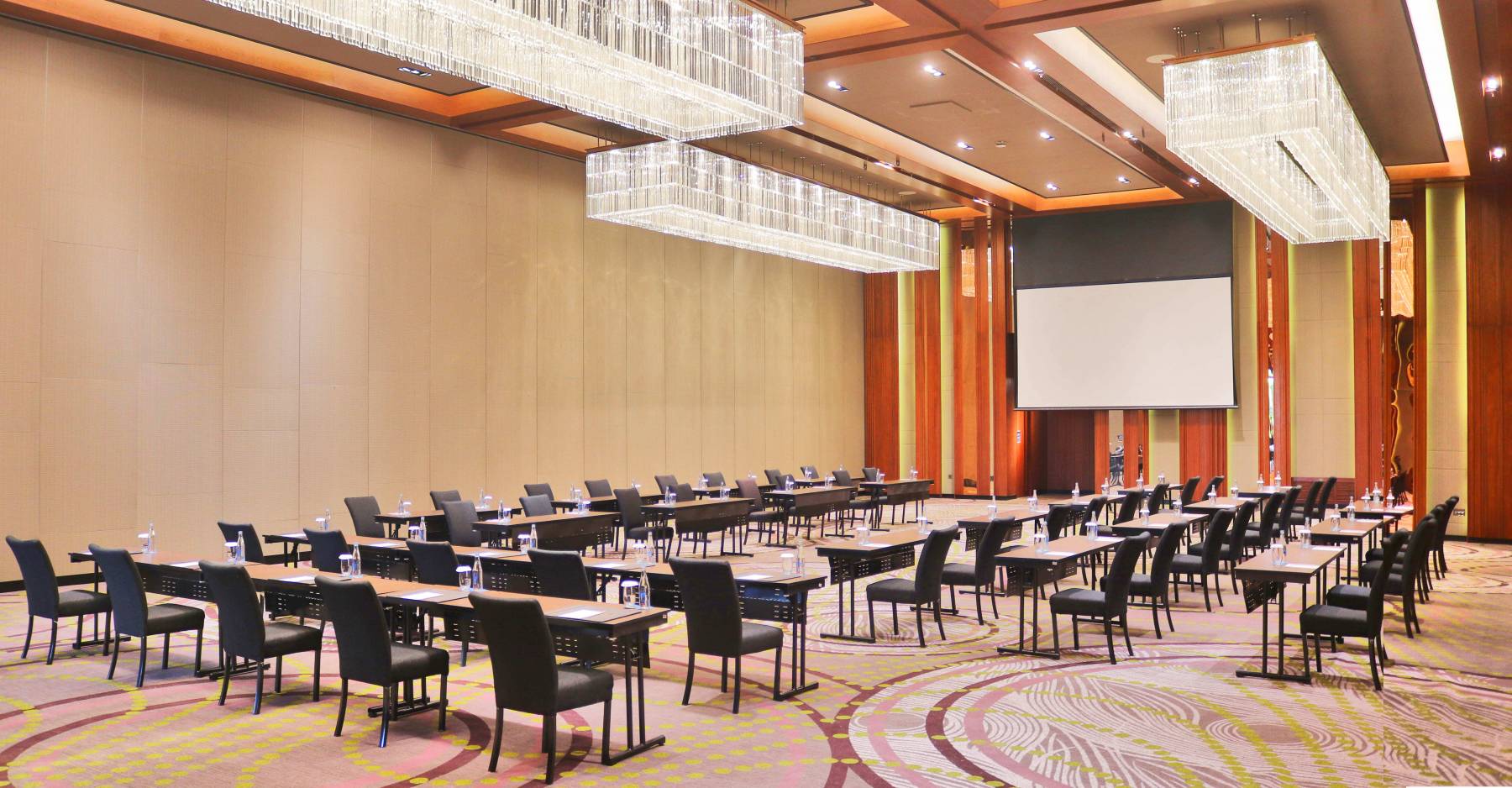 Foto ruang meeting dengan teknologi presentasi canggih dan setup elegan.