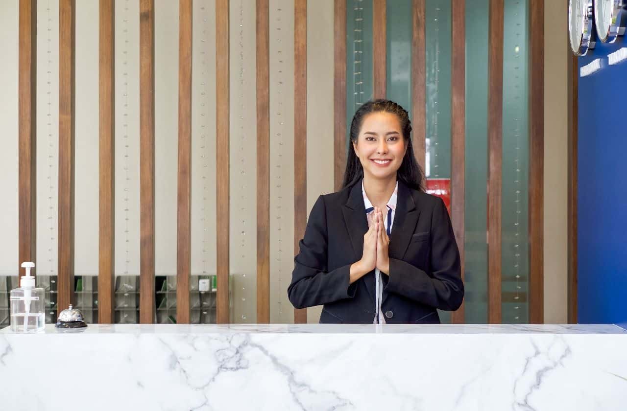 Resepsionis yang Tersenyum Ramah