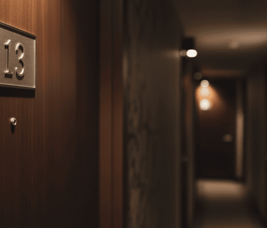 Pintu Kamar Hotel dengan Nomor Kamar