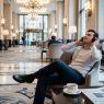 Tamu Menikmati Musik di Lobi Hotel