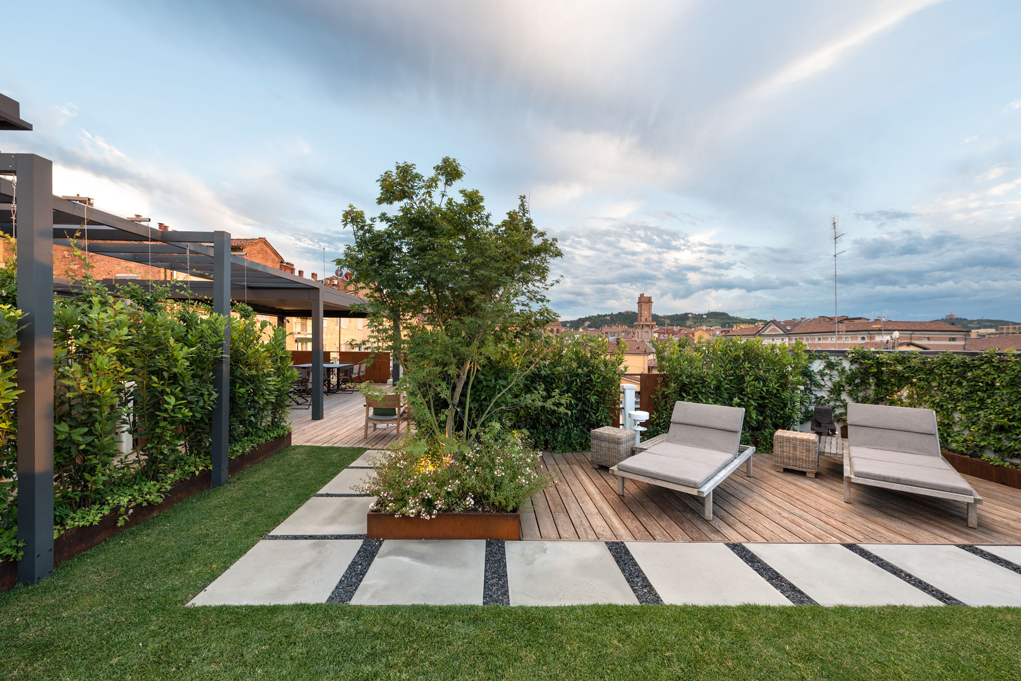 Hotel dengan Rooftop Garden