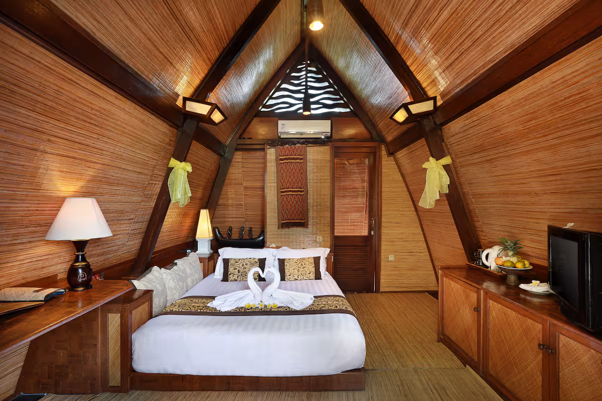 Interior kamar dengan desain modern dan sentuhan tradisional