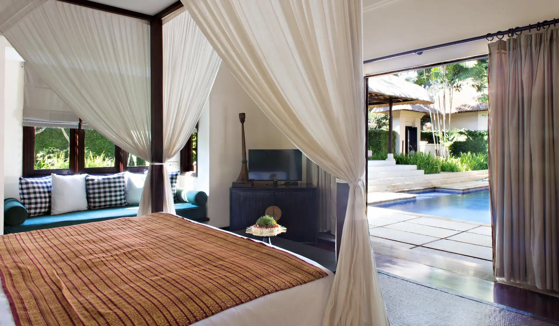 Interiror kamar & Kolam renang pribadi