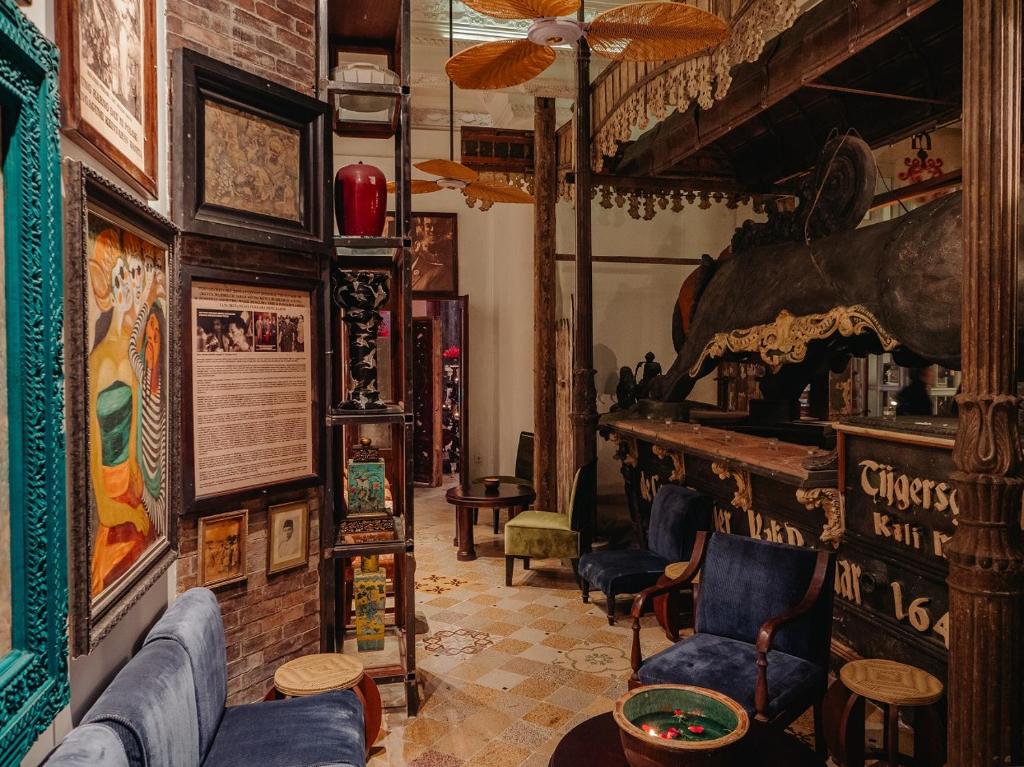 Koleksi artefak dan ukiran khas dalam hotel