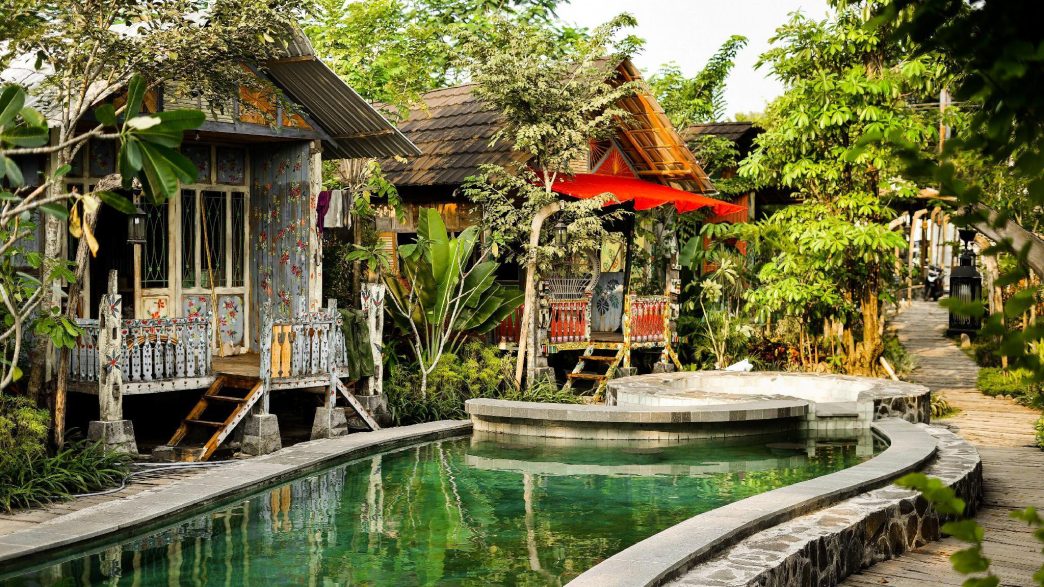 La Luna Resort dengan akses jalan yang asri