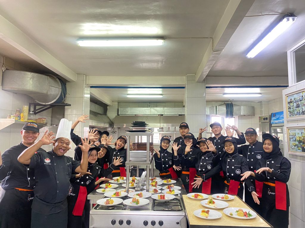 kelompok peserta pelatihan bersama instruktur