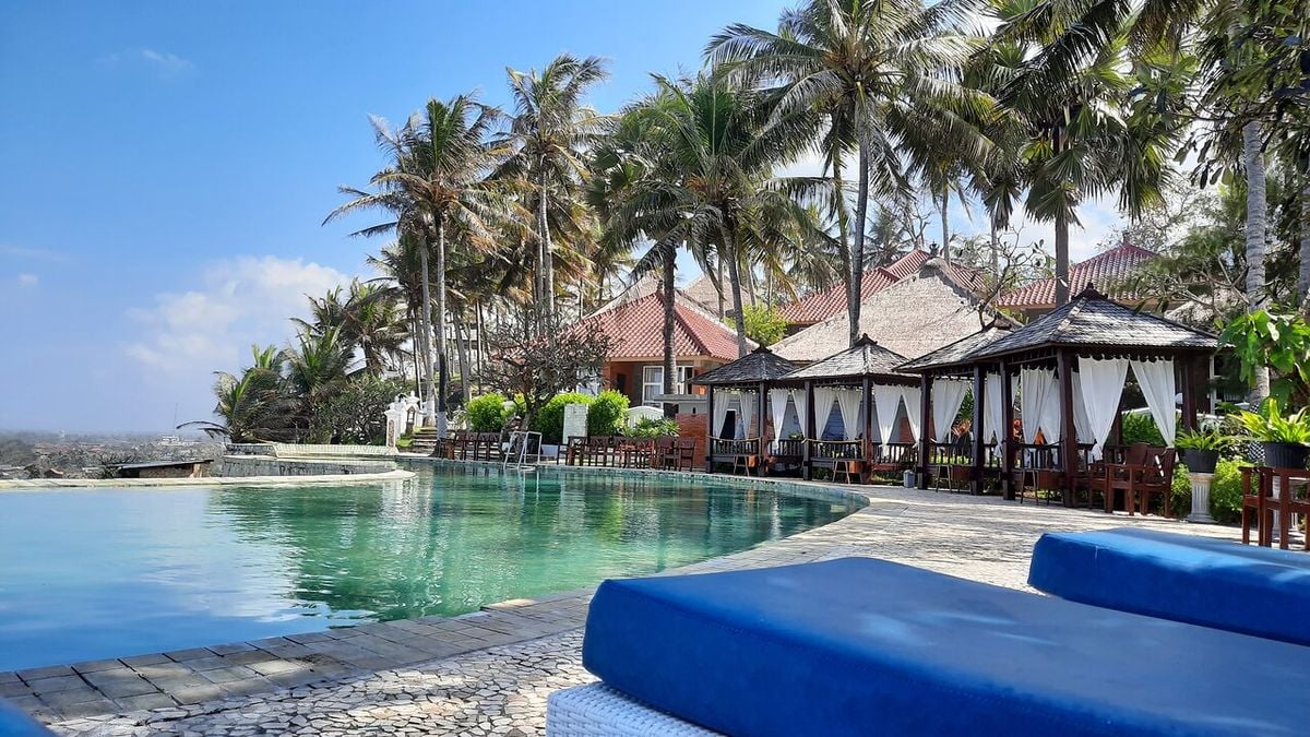 kolam renang infinity dengan latar laut