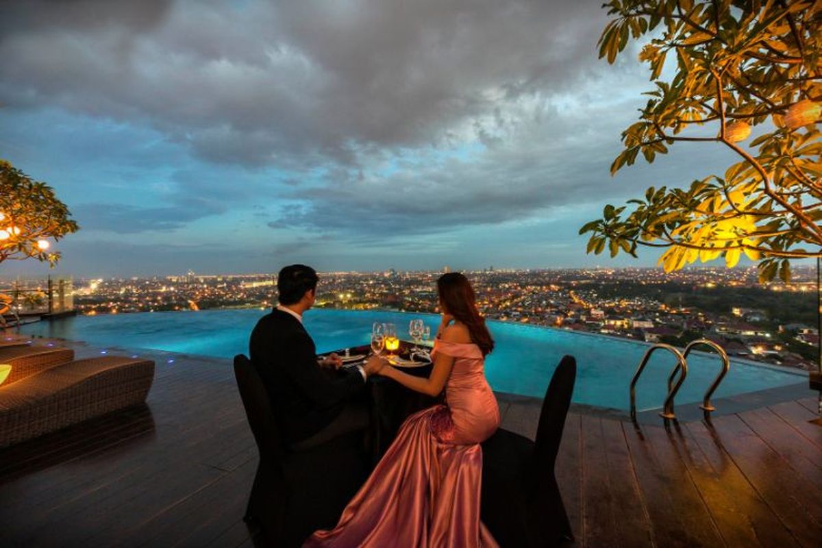 Pasangan Menikmati Sunset