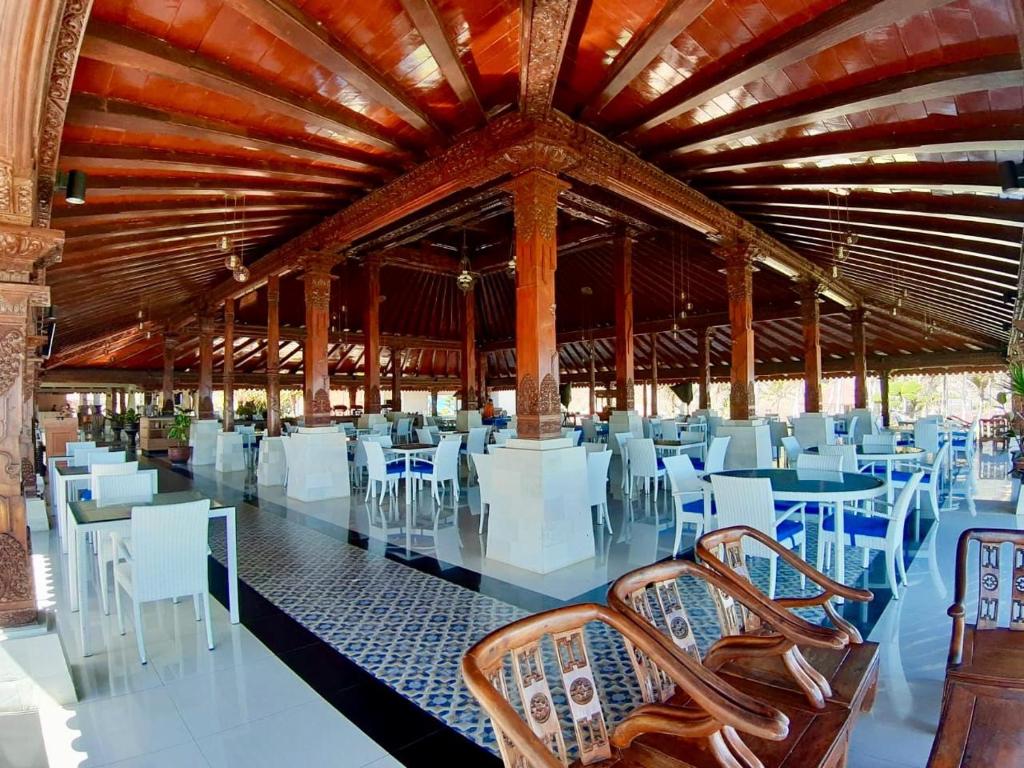 restoran outdoor dengan view laut