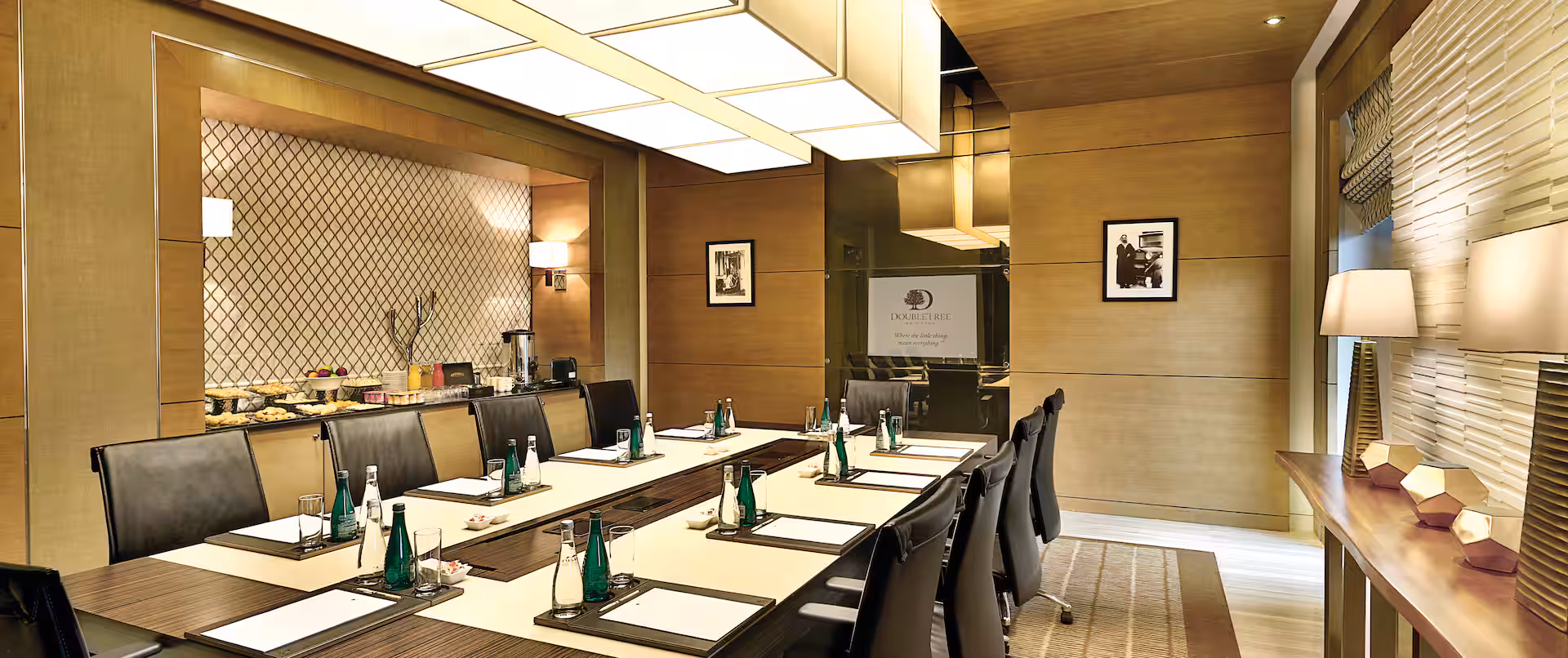 Hotel dengan Fasilitas Meeting Room