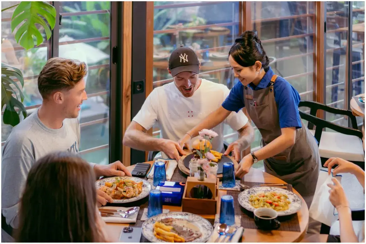 Staf Hotel Menyajikan Makanan