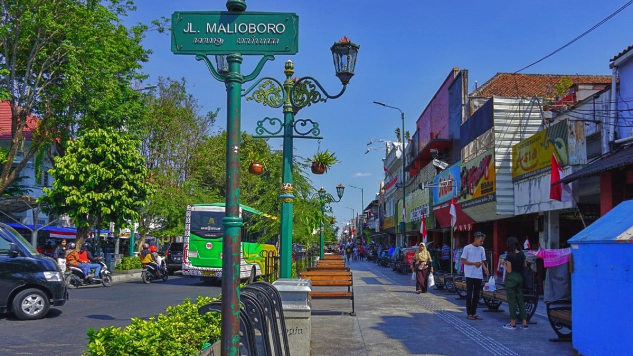 suasana jalan Malioboro dengan pengunjung dan toko-toko khas