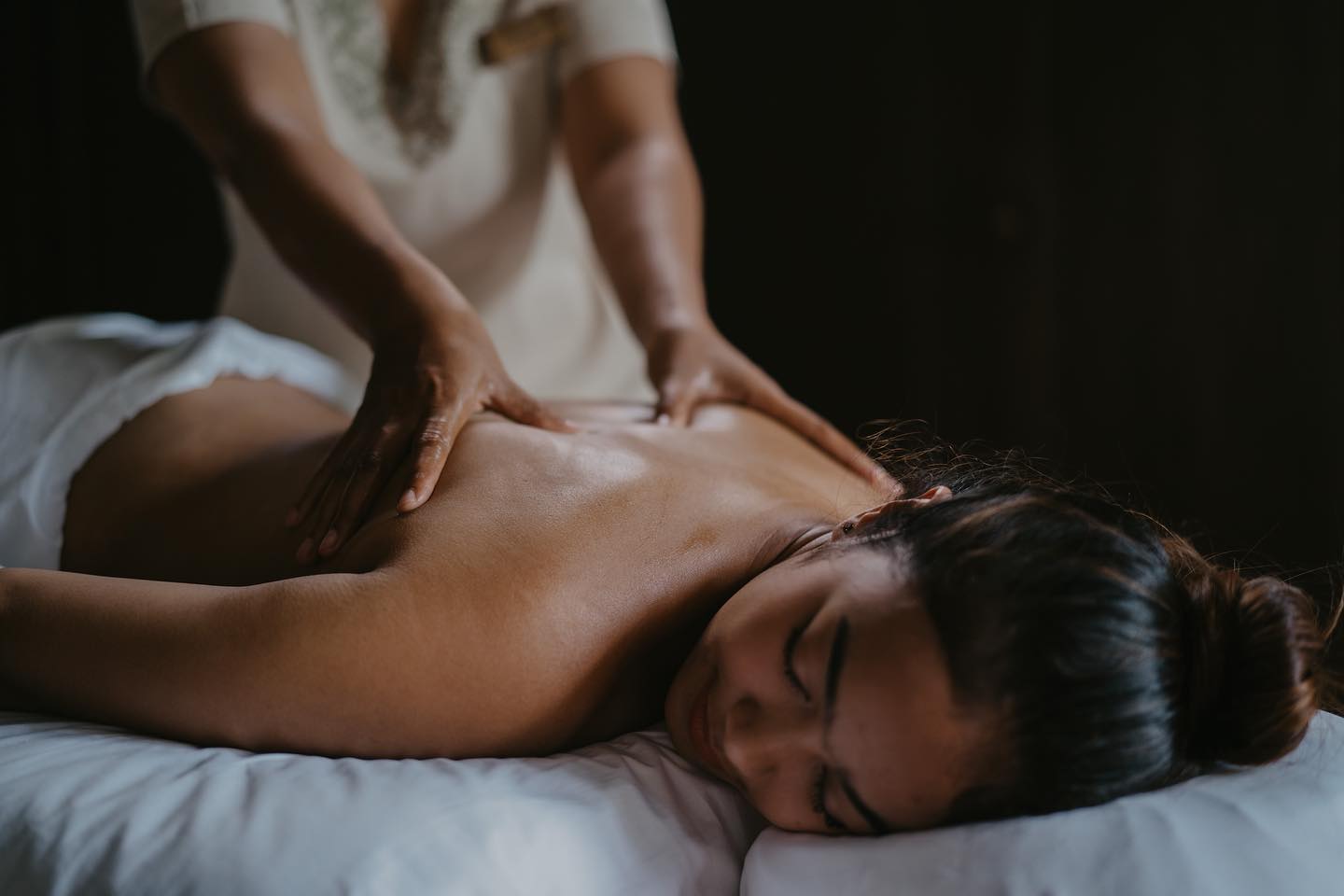 tamu yang sedang menikmati spa