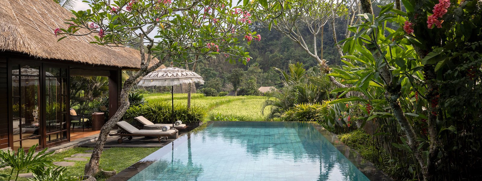 villa private dengan kolam renang pribadi