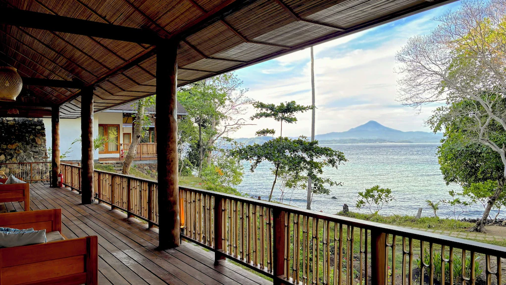 Interior cottage dengan pemandangan balkon