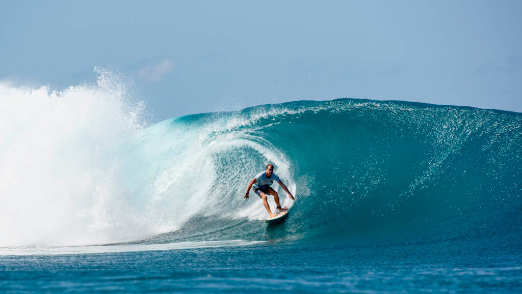 SURFING PANTAI SUMBA