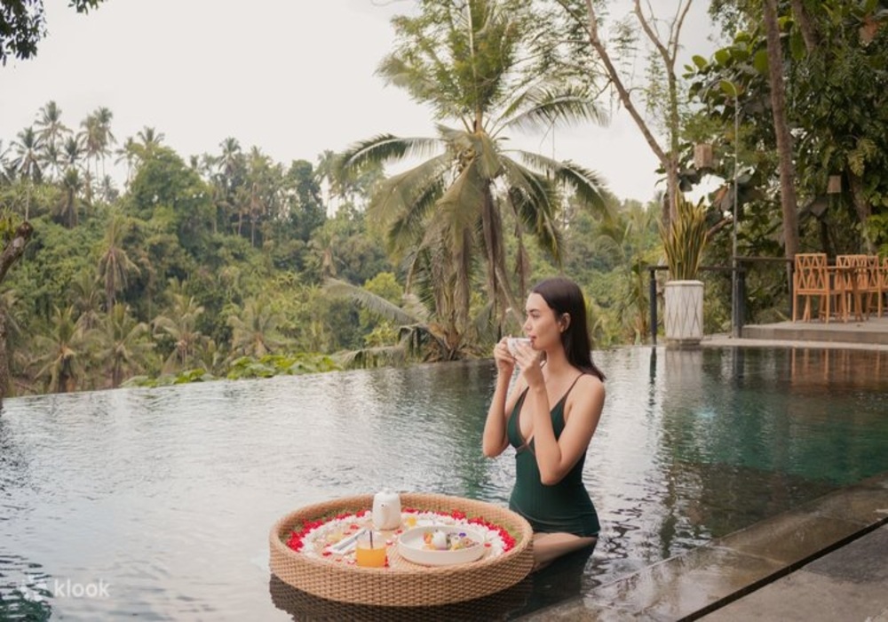 Momen santai saat menikmati teh di kolam renang