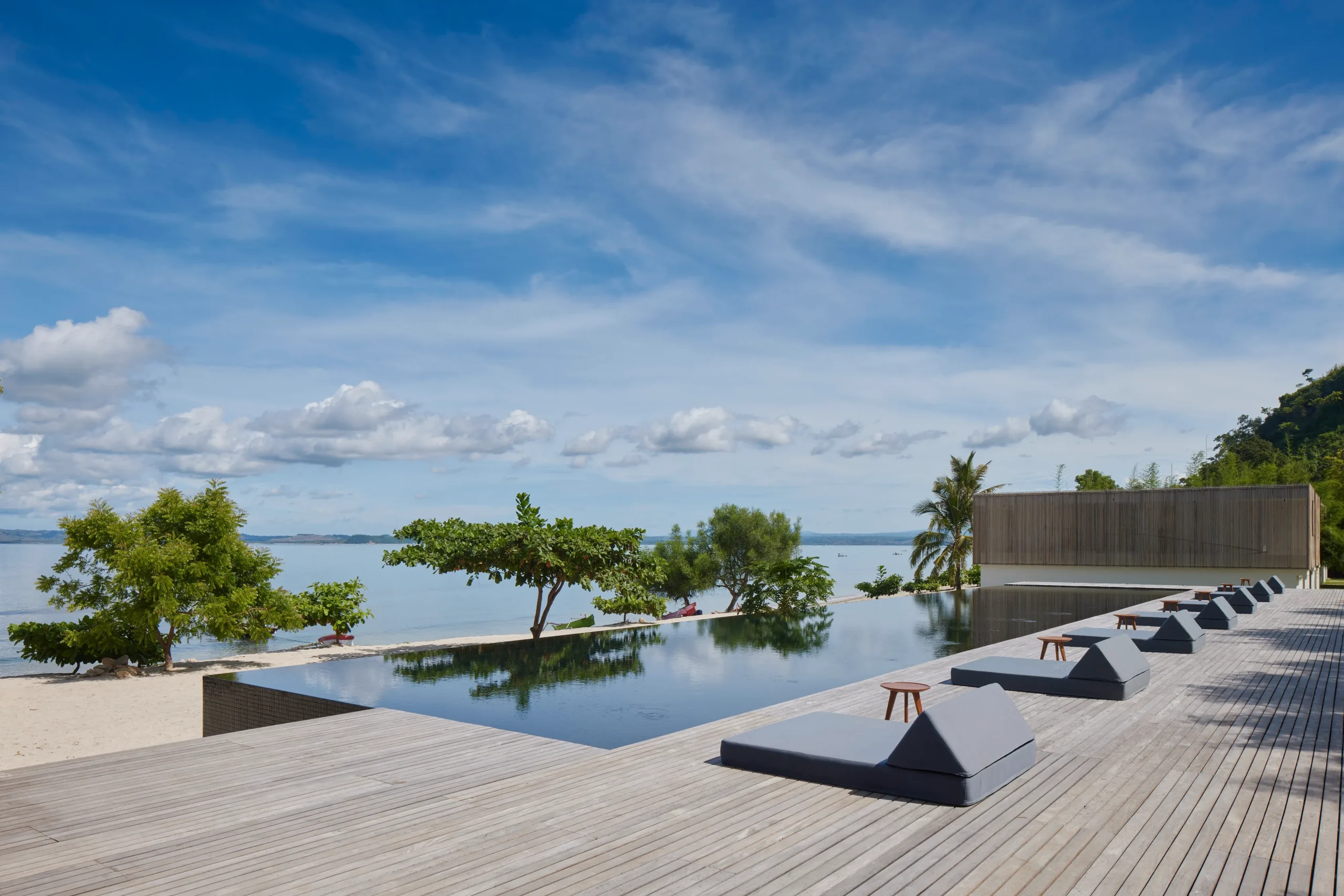 Pemandangan langsung dari balkon villa ke laut.