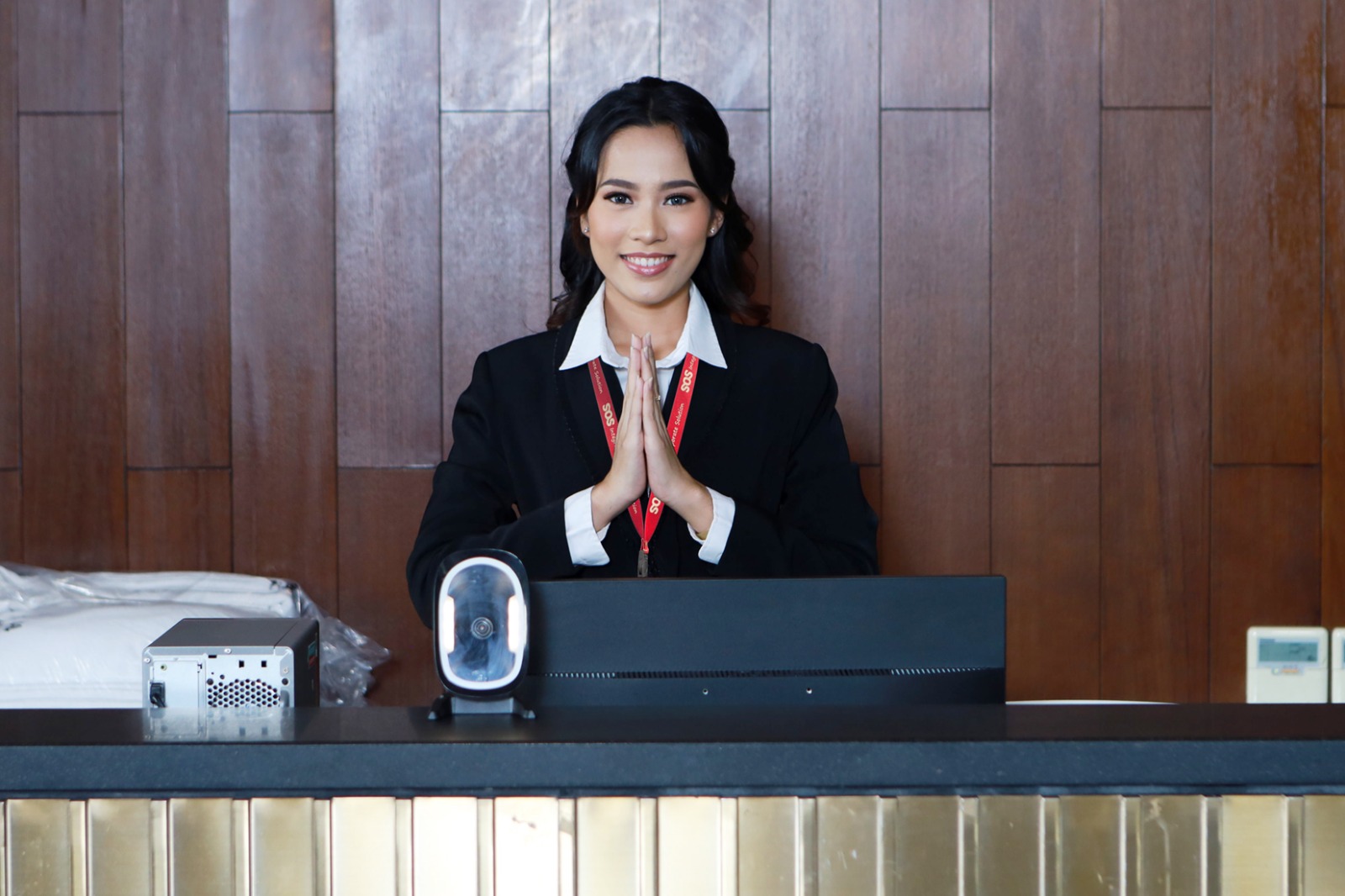 Staf hotel menyambut tamu