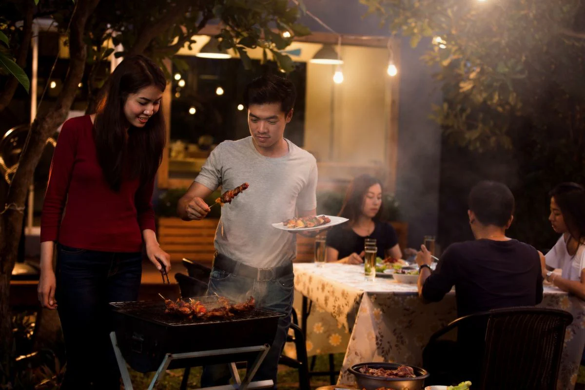 Tamu Hotel Berkumpul Sambil Menikmati BBQ