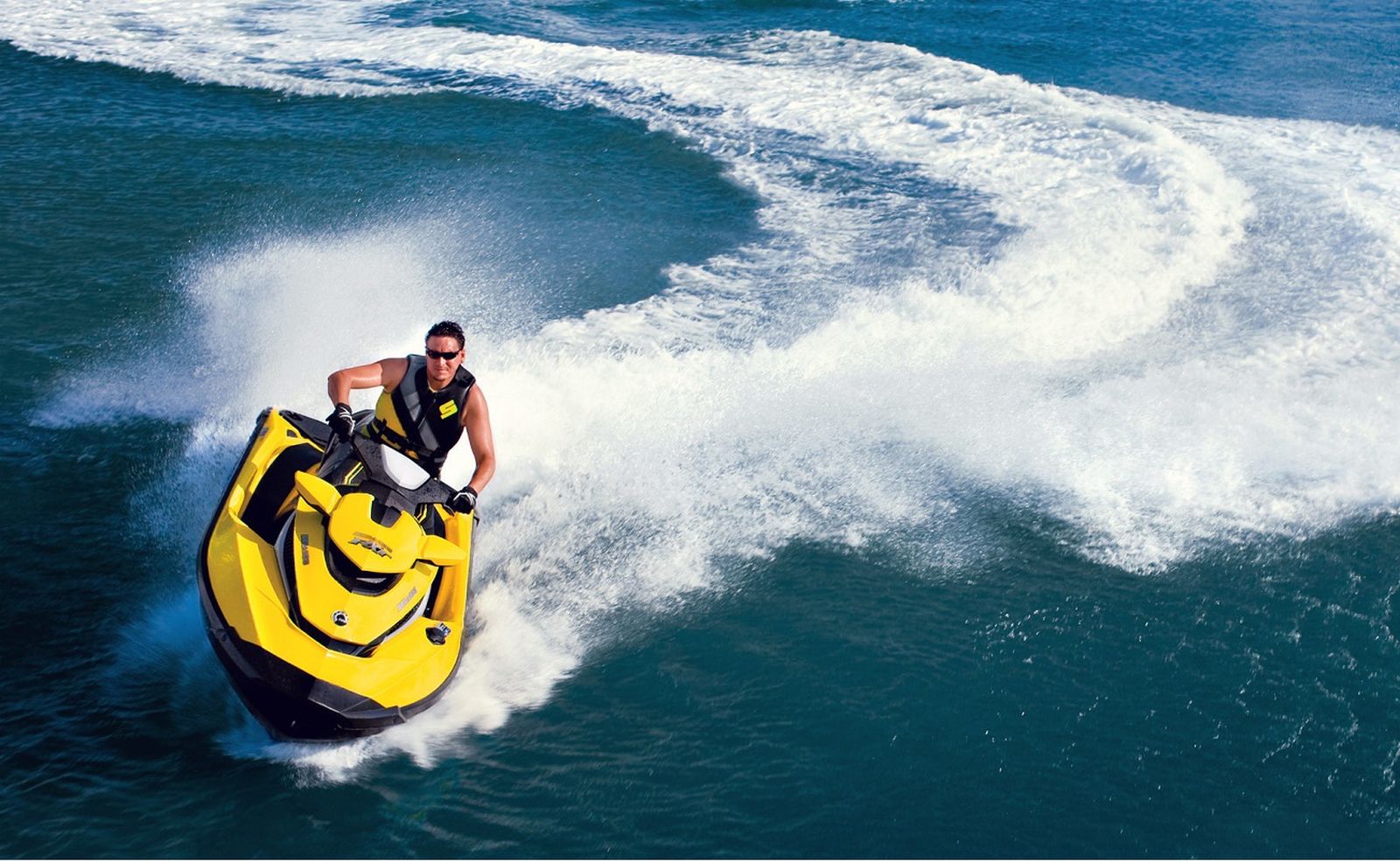 Tamu Hotel Menaiki Jetski