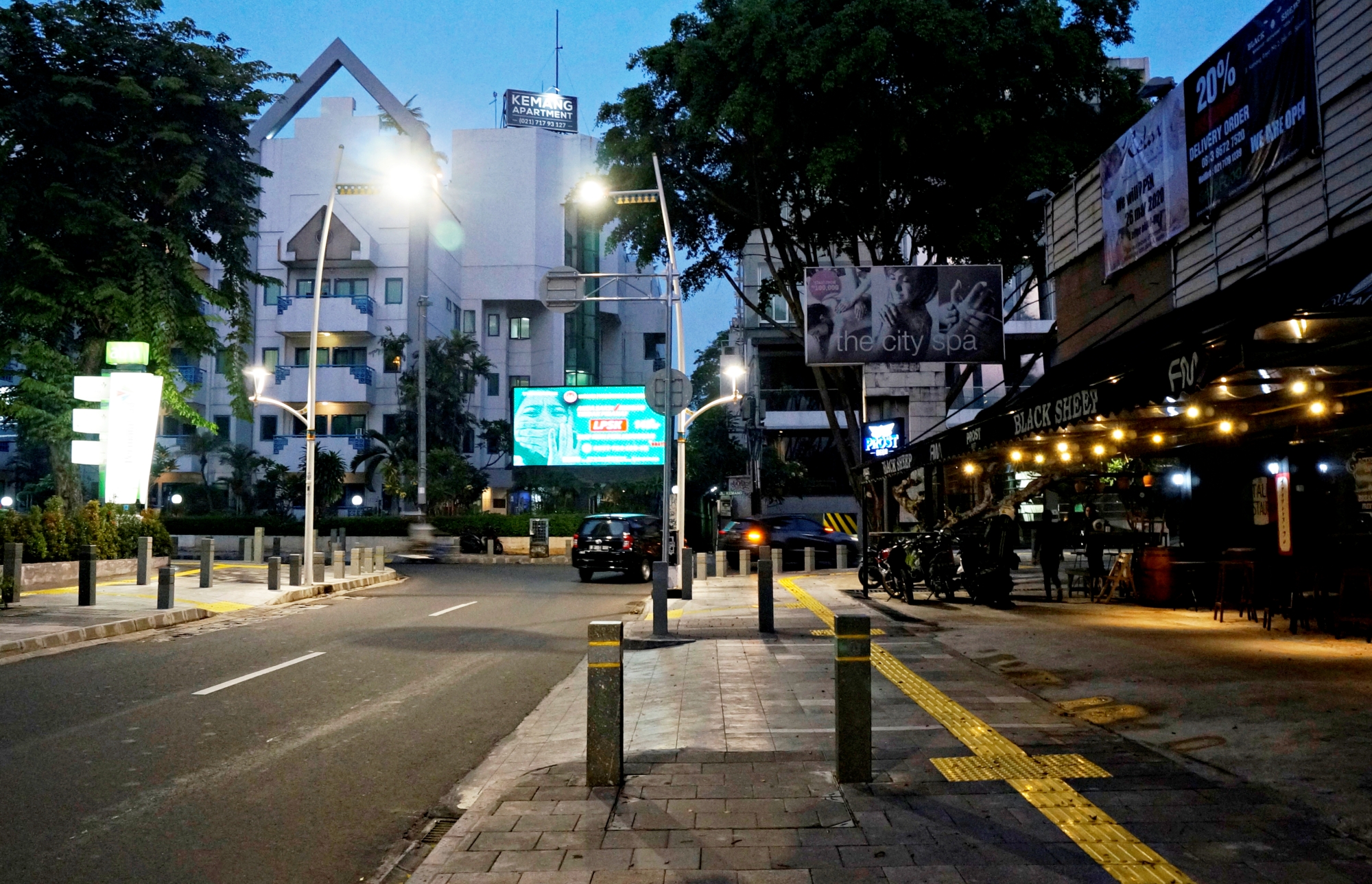 jalanan Kemang di malam hari dengan lampu-lampu kota