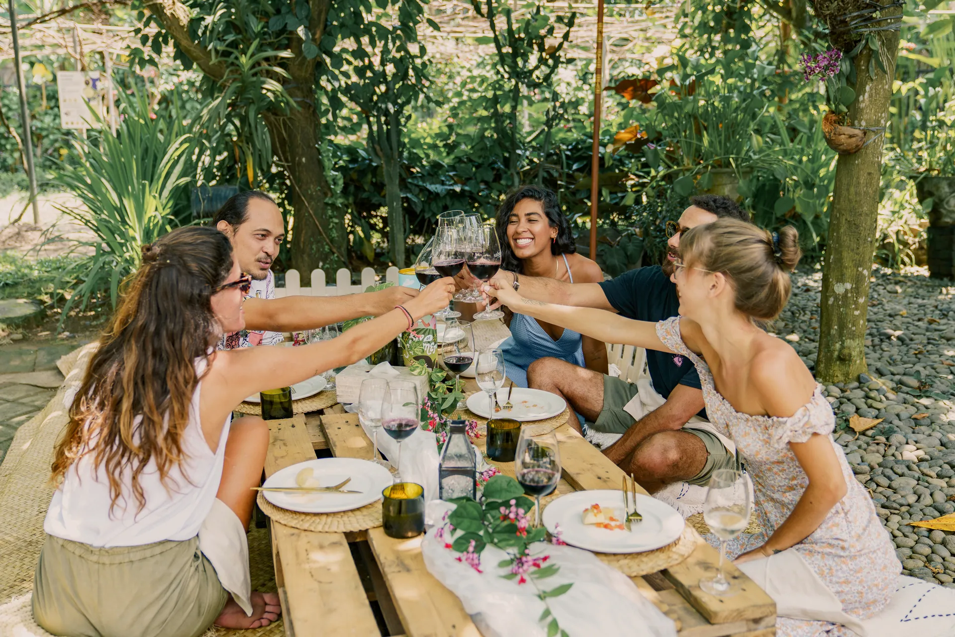 orang yang menikmati Wine Tasting