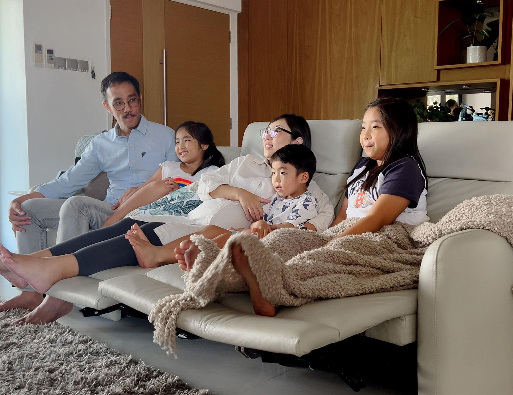 Tamu yang sedang menikmati pelayanan kamar atau bersantai di ruang tamu pribadi.