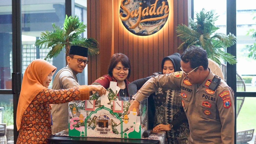 Suasana penyerahan hadiah Umrah 12 hari Kokoon Hotel Banyuwangi bersama Kapolsek Kabat dan Dinas Sosial.