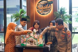 Suasana penyerahan hadiah Umrah 12 hari Kokoon Hotel Banyuwangi bersama Kapolsek Kabat dan Dinas Sosial.