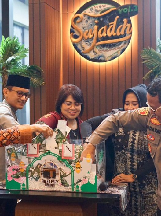 Suasana penyerahan hadiah Umrah 12 hari Kokoon Hotel Banyuwangi bersama Kapolsek Kabat dan Dinas Sosial.