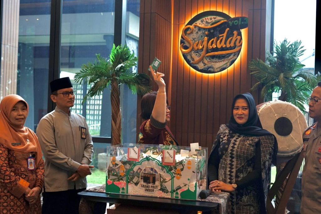 Proses pengambilan kupon undian Grand Prize Umrah di Kokoon Hotel Banyuwangi.