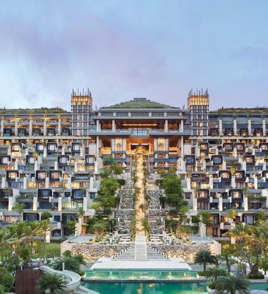 Arsitektur megah The Apurva Kempinski Bali di Nusa Dua dengan konsep berundak menghadap laut.