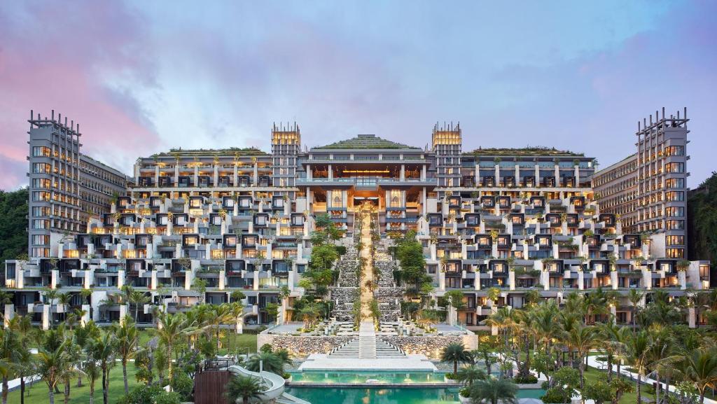 Arsitektur megah The Apurva Kempinski Bali di Nusa Dua dengan konsep berundak menghadap laut.