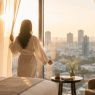 Staycation di kamar hotel modern dengan pemandangan kota
