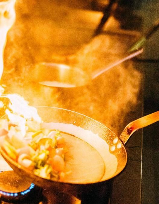 Strategi chef hotel saat memasak hidangan di dapur profesional.