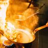 Strategi chef hotel saat memasak hidangan di dapur profesional.
