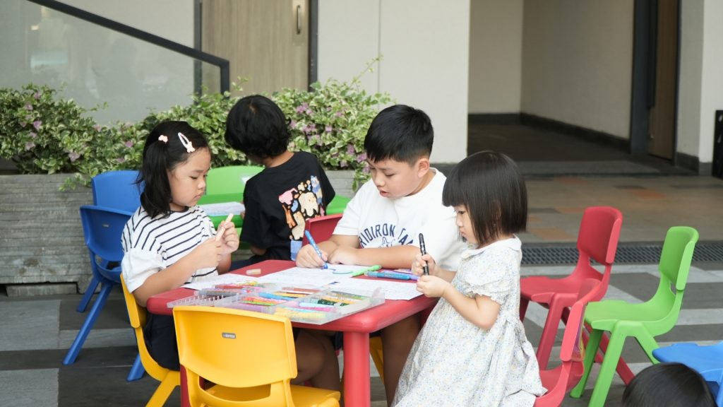 Anak-anak mengikuti Kids Activities dalam rangka anniversary Aloft Surabaya.