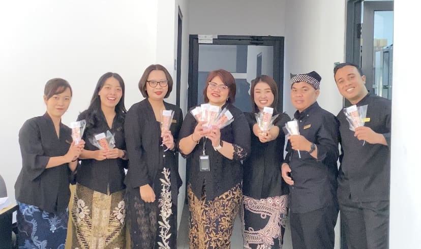 Suasana Pembagian Coklat kepada Karyawan Kokoon Hotel Banyuwangi saat Appreacition Week