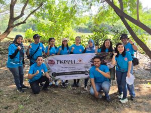 Kegiatan penanaman mangrove sebagai bagian dari program CSR hotel bersama komunitas di kawasan pesisir Surabaya