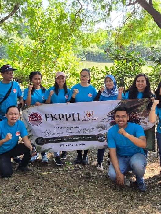 Kegiatan penanaman mangrove sebagai bagian dari program CSR hotel bersama komunitas di kawasan pesisir Surabaya
